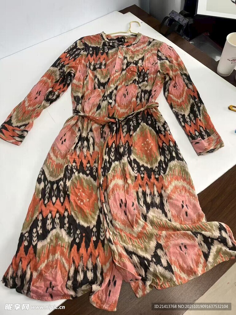 印花长袖连衣裙展示