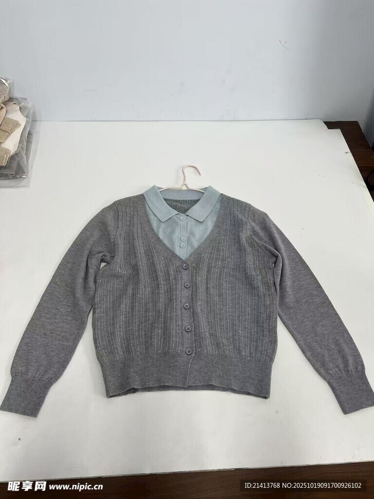 灰色V领针织毛衣展示