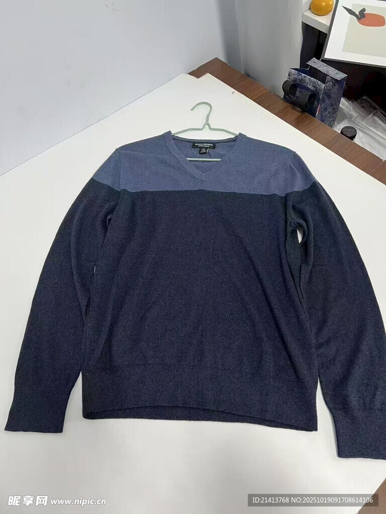 深蓝色拼接长袖针织衫