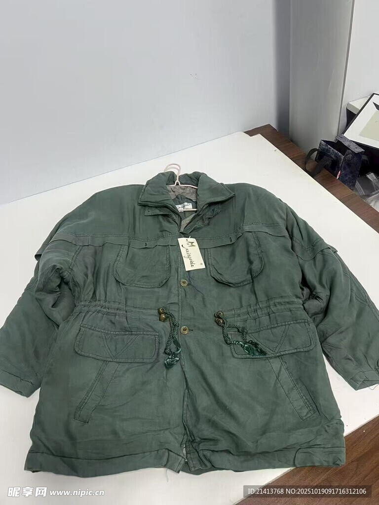 军绿色工装外套展示
