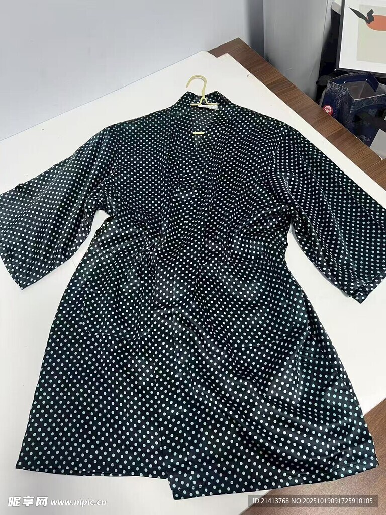 黑色波点连衣裙展示