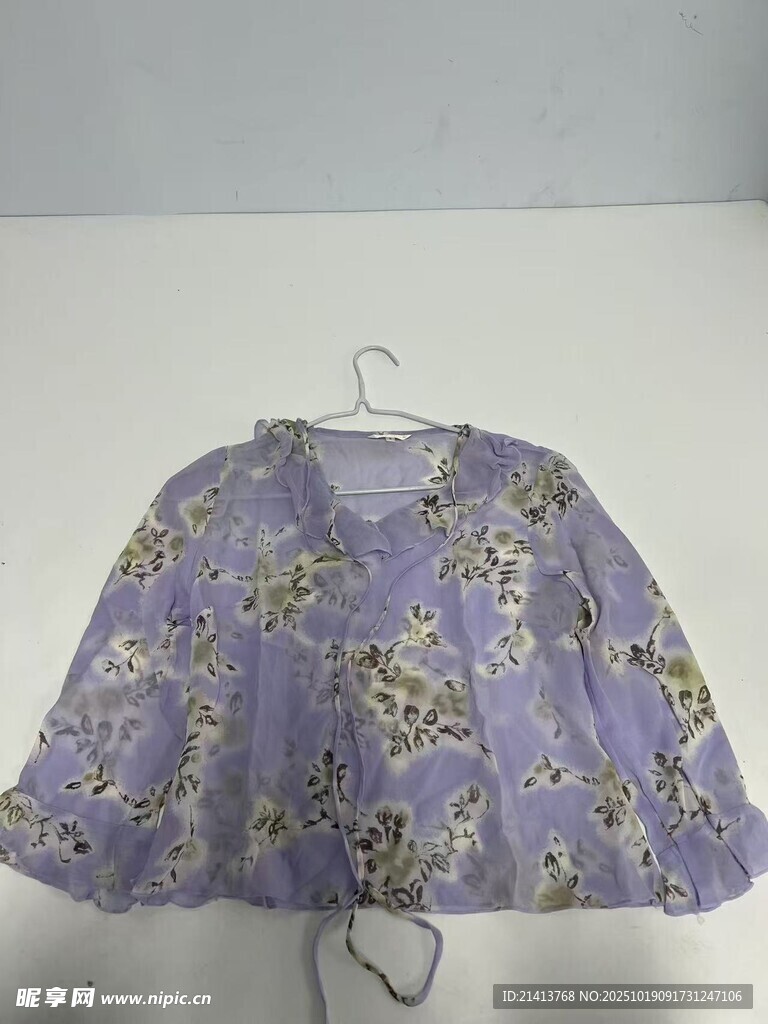 紫色碎花短袖上衣展示