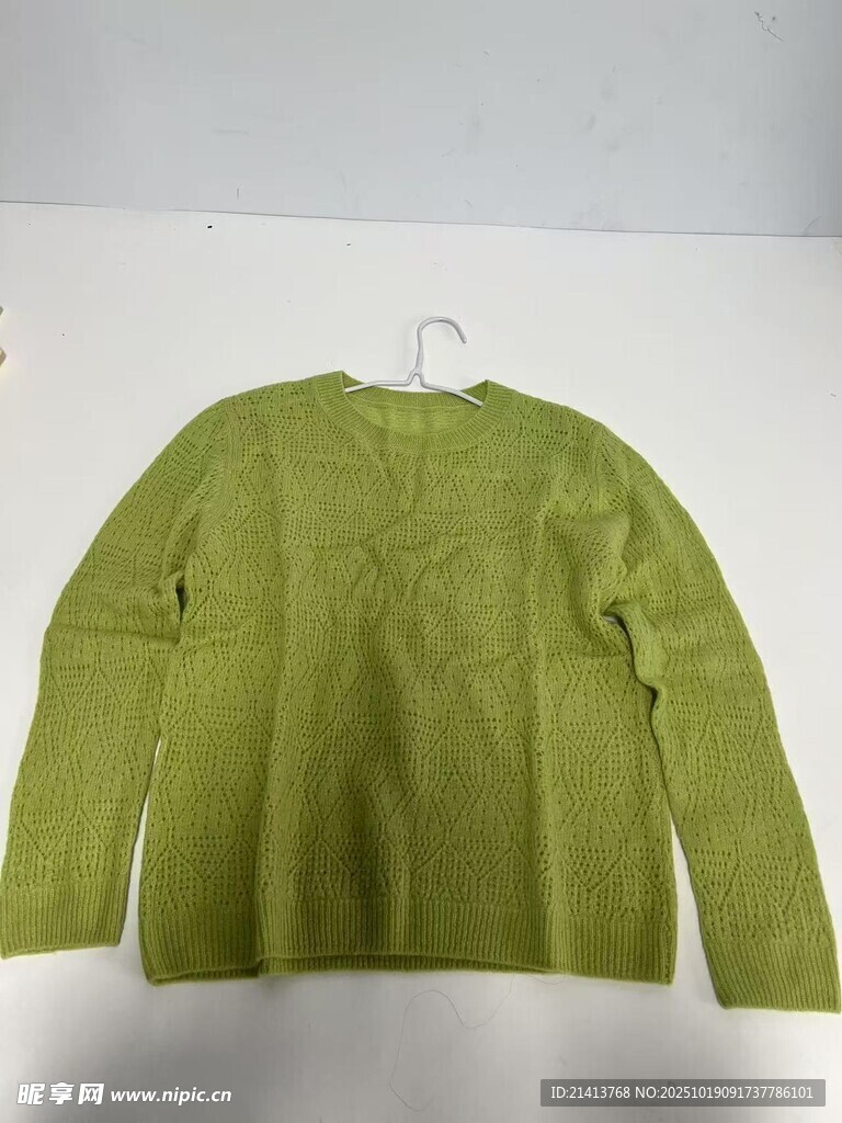 浅绿色针织毛衣展示