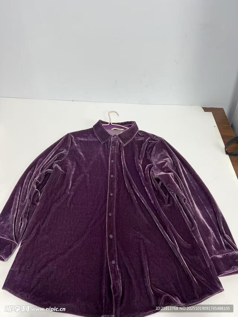 紫色丝绒长袖上衣展示