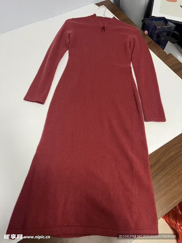 酒红色长袖针织连衣裙
