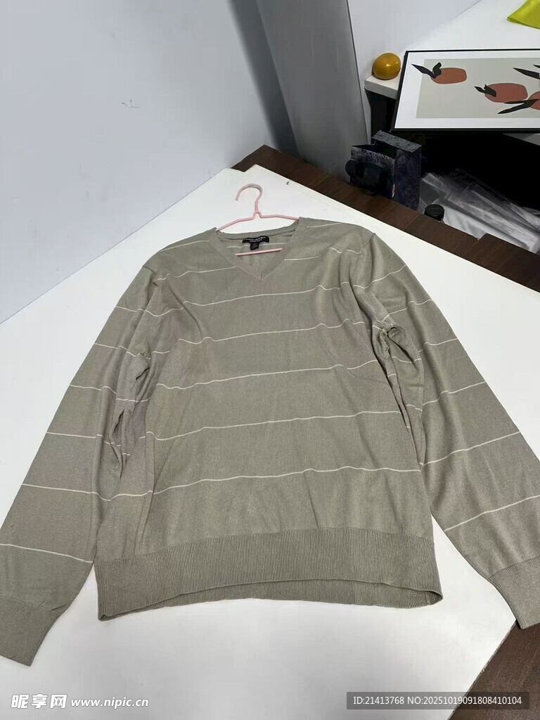 浅灰条纹长袖上衣展示