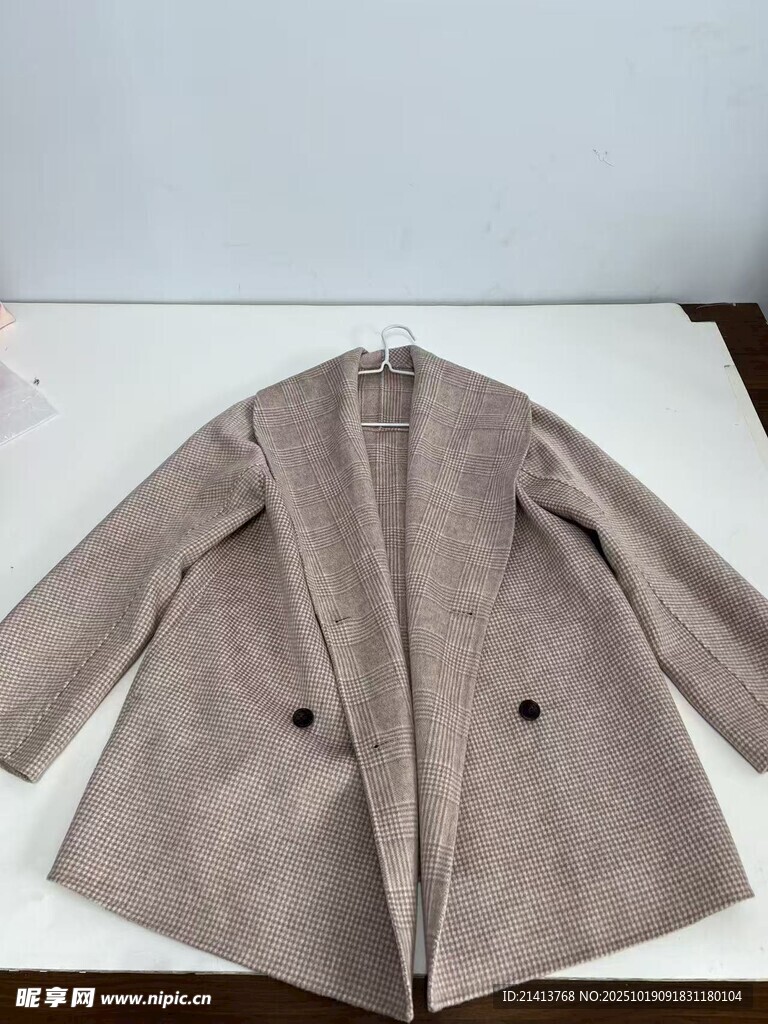 浅棕色长款毛呢大衣展示
