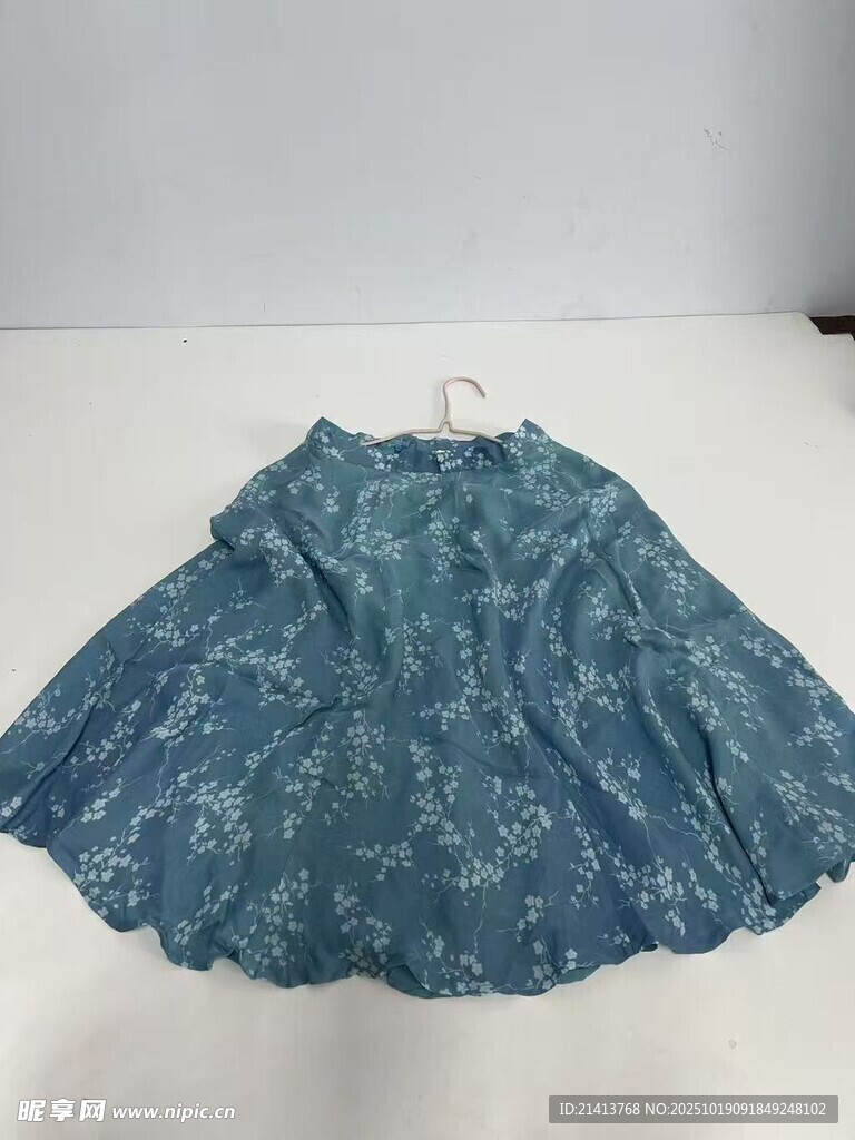 蓝底花纹半身裙展示