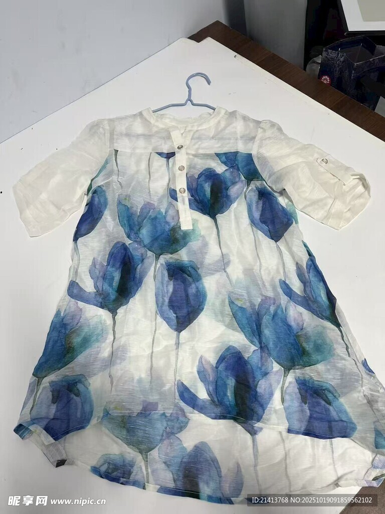 蓝白花卉图案短袖连衣裙