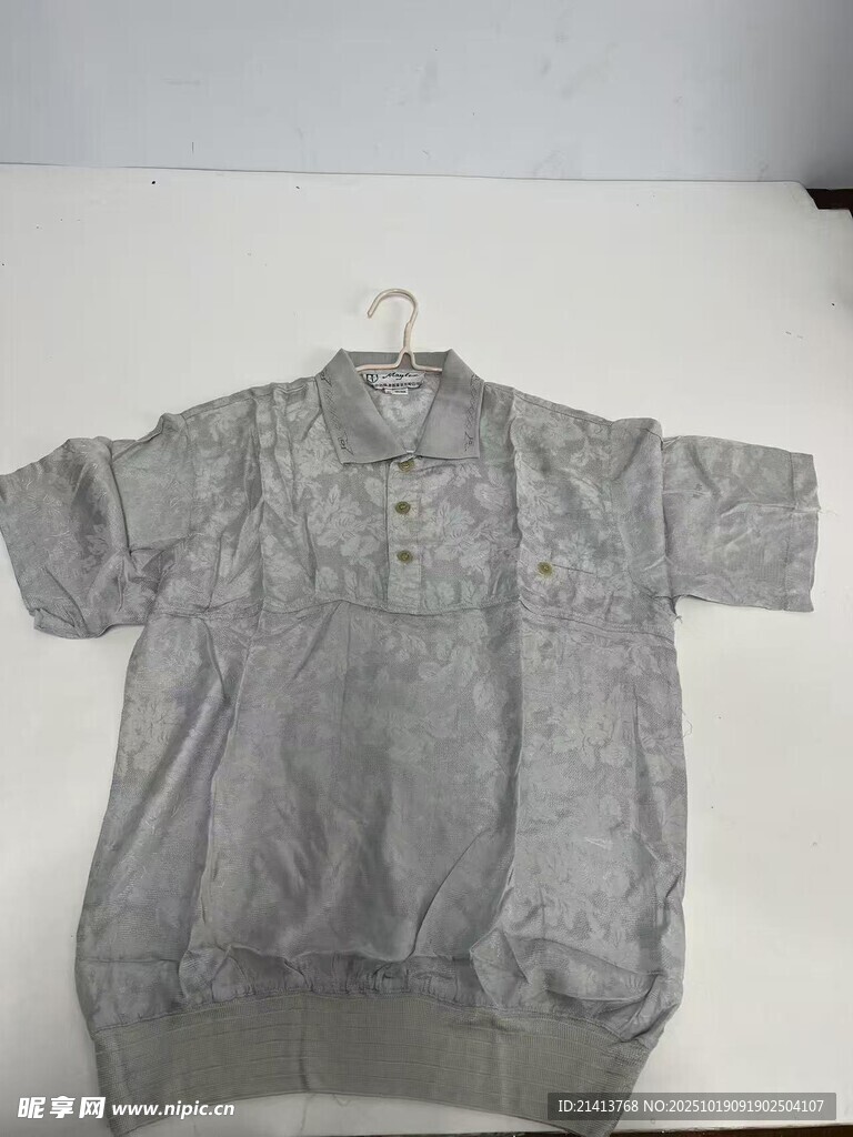 灰色短袖上衣展示