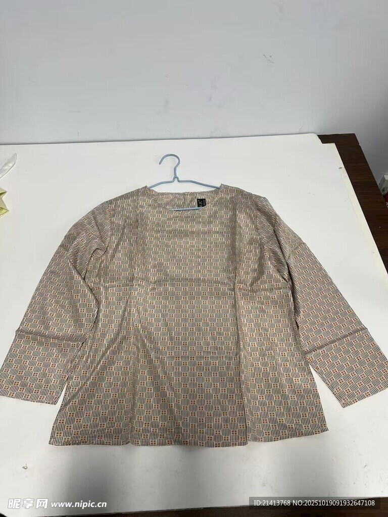 浅棕色针织开衫展示