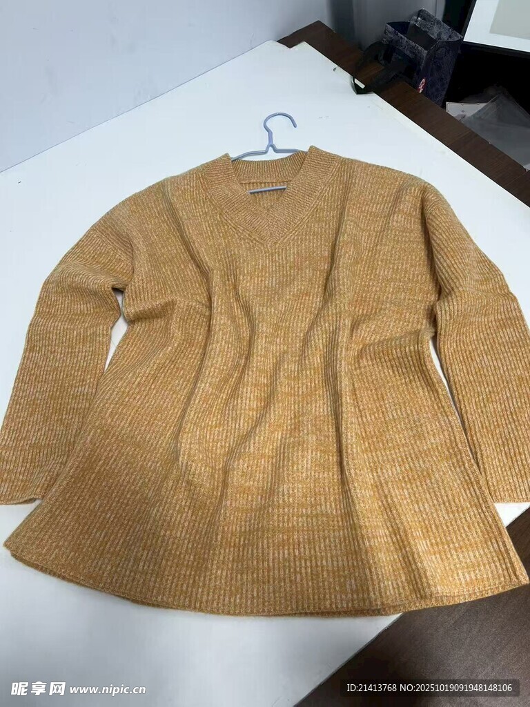 棕色针织长袖上衣展示