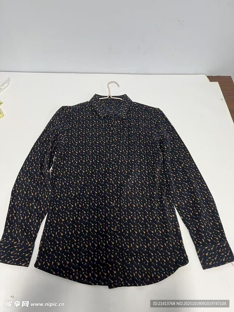 黑色花纹长袖上衣展示