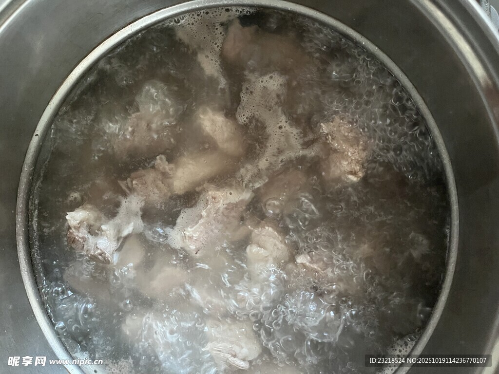 锅中煮着的肉块