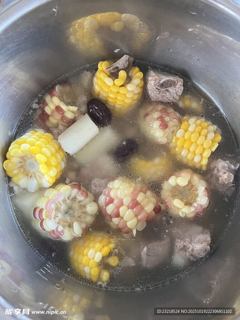 玉米排骨炖汤