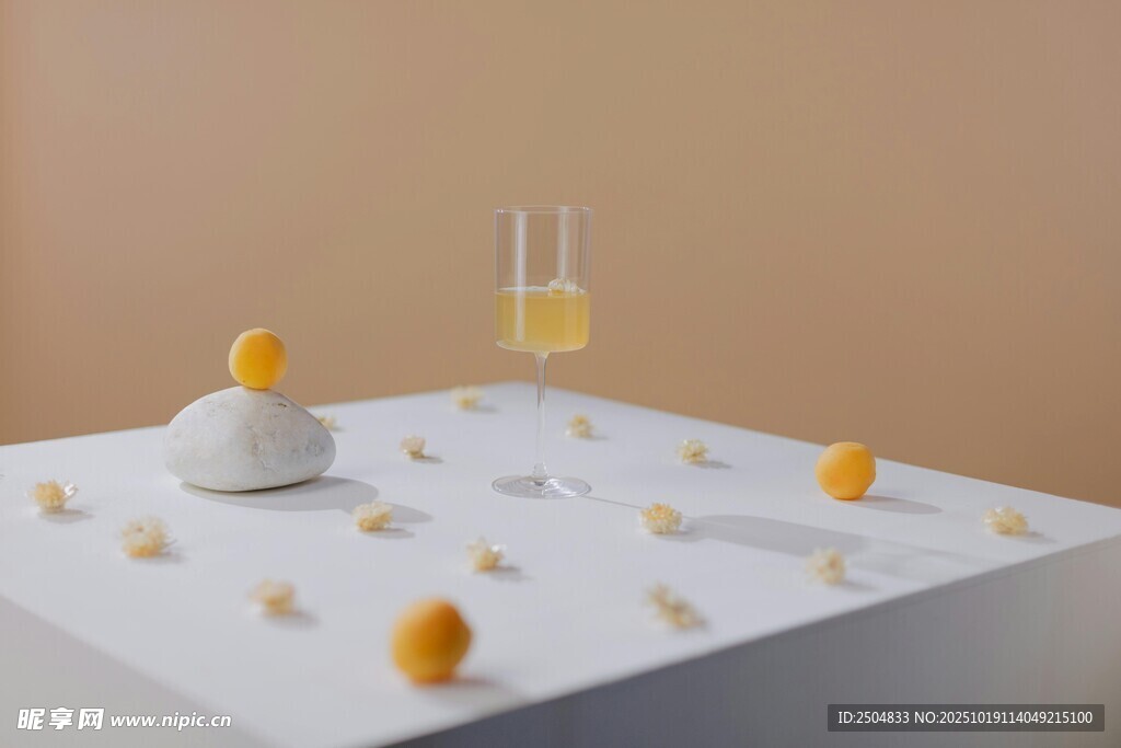 精致甜品与饮品的优雅组合