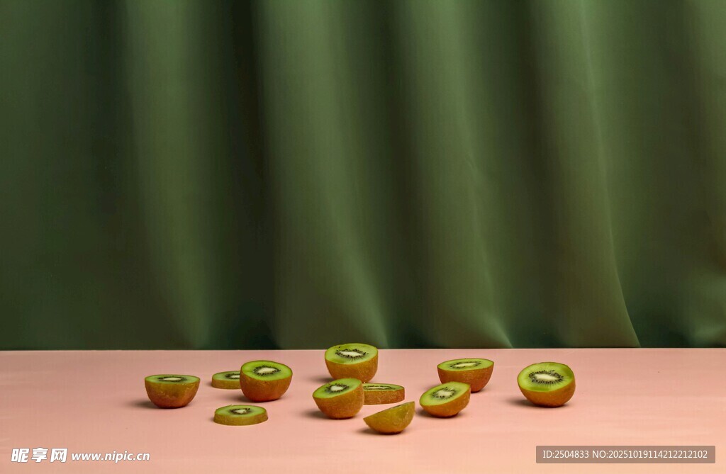 粉色台面上的绿色小蛋糕