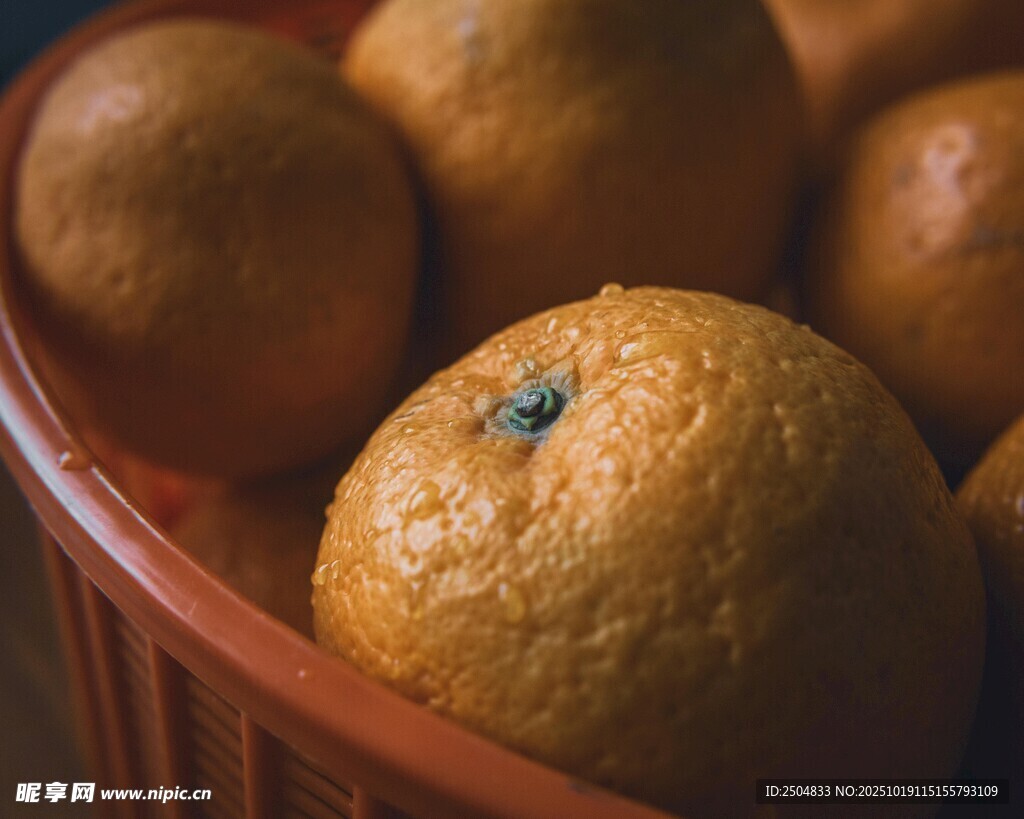 红筐中的新鲜橘子