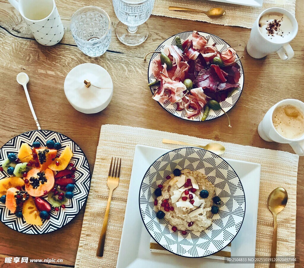 美味多样的餐食摆盘