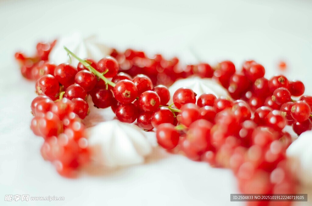 红浆果串与棉花装饰物