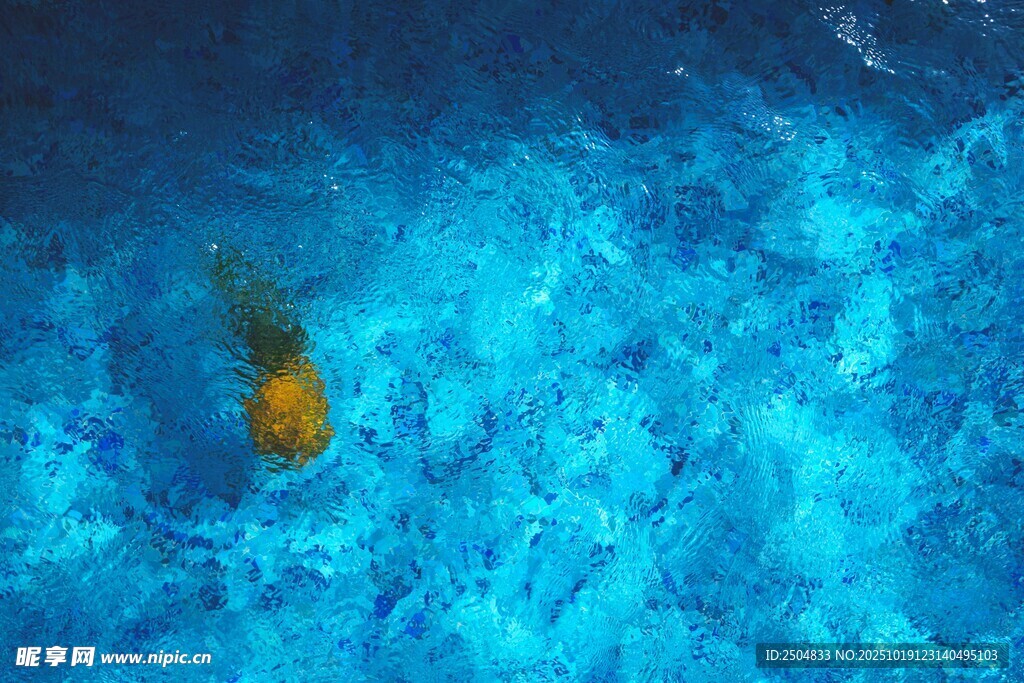 蓝色海水中的黄色物体