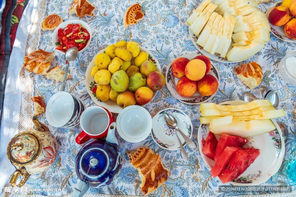 户外野餐美食丰盛场景