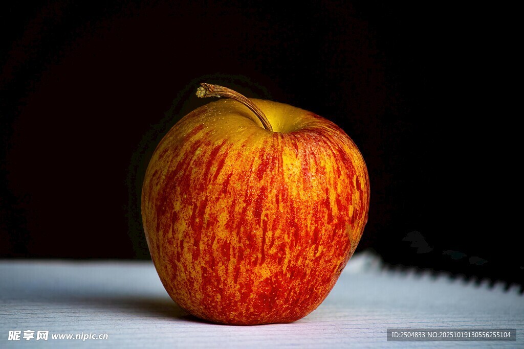 红黄色泽鲜艳的单个苹果