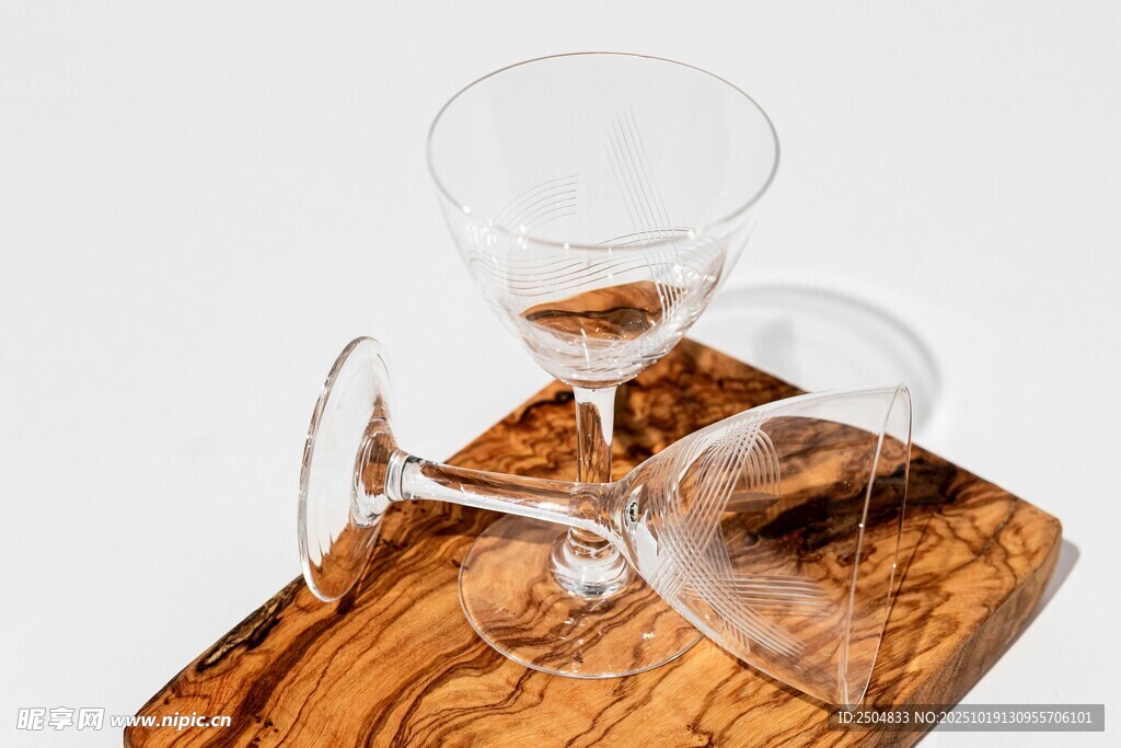 木质托盘上的精致玻璃酒杯