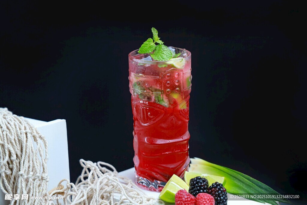 红色清爽鸡尾酒特写