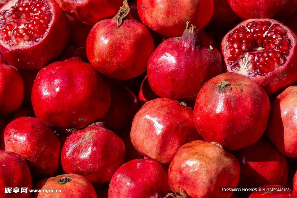 饱满红石榴堆叠展示