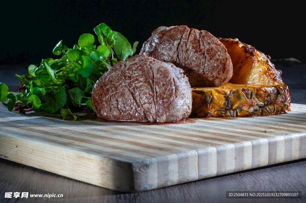 砧板上的美味牛排与配菜