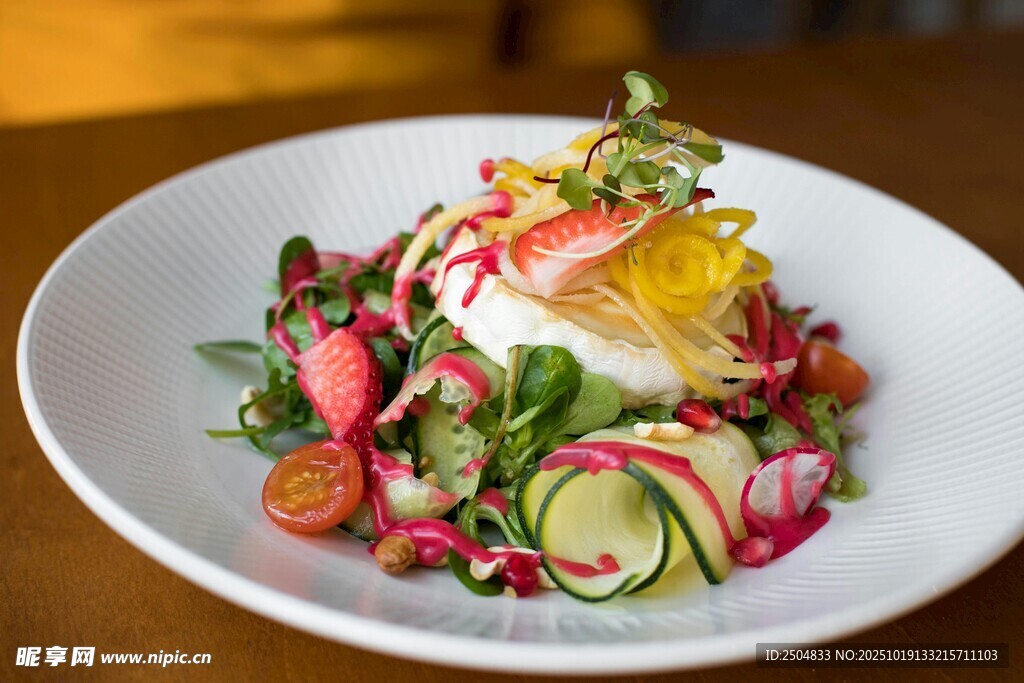 精致蔬菜配溏心蛋沙 