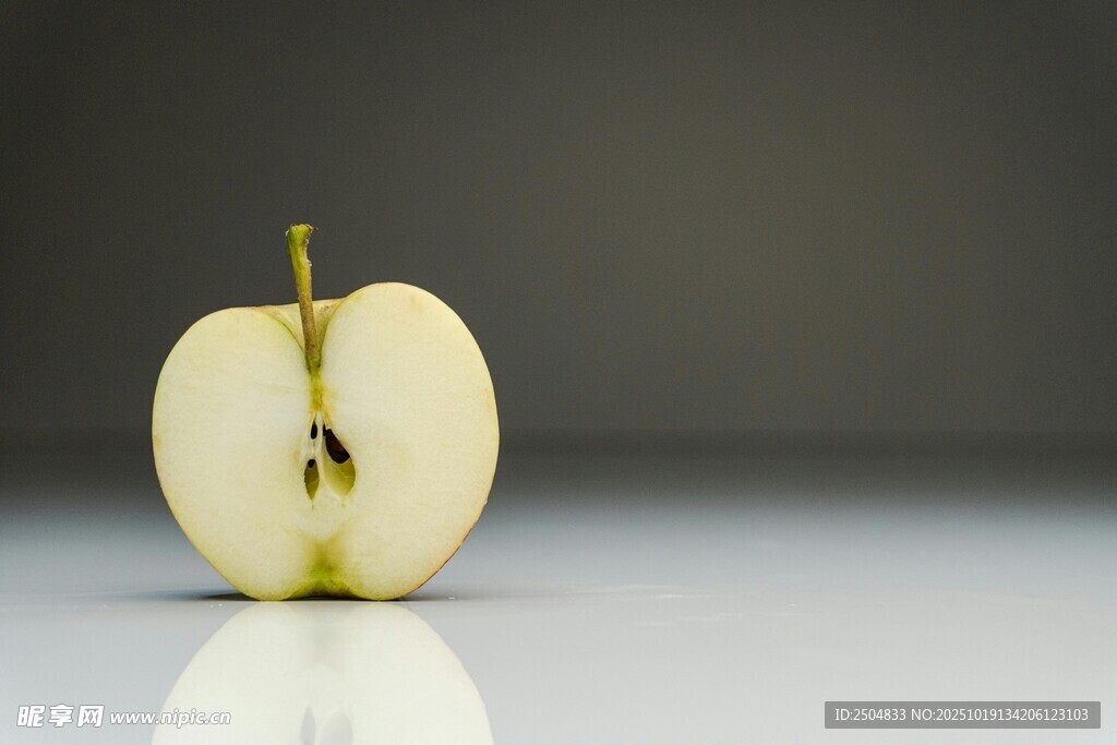 切开的白心苹果特写