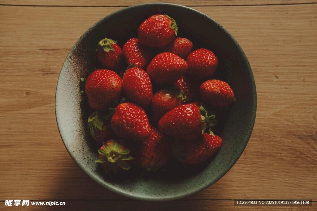 碗中新鲜草莓