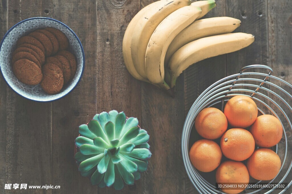 多样水果与绿植的组合