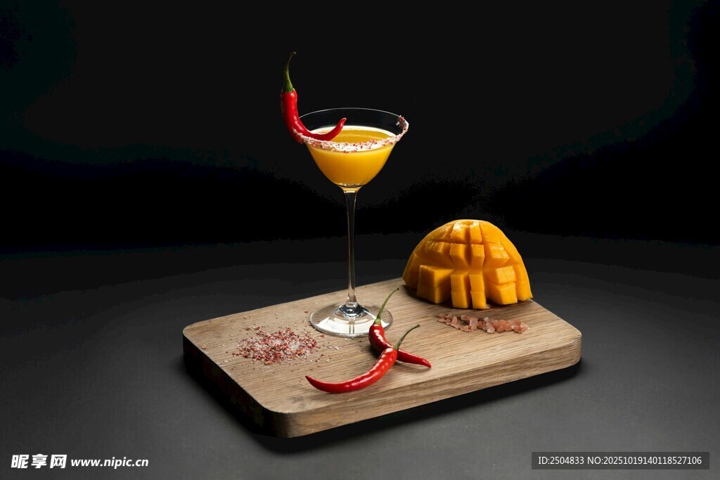 精致甜点与鸡尾酒组合