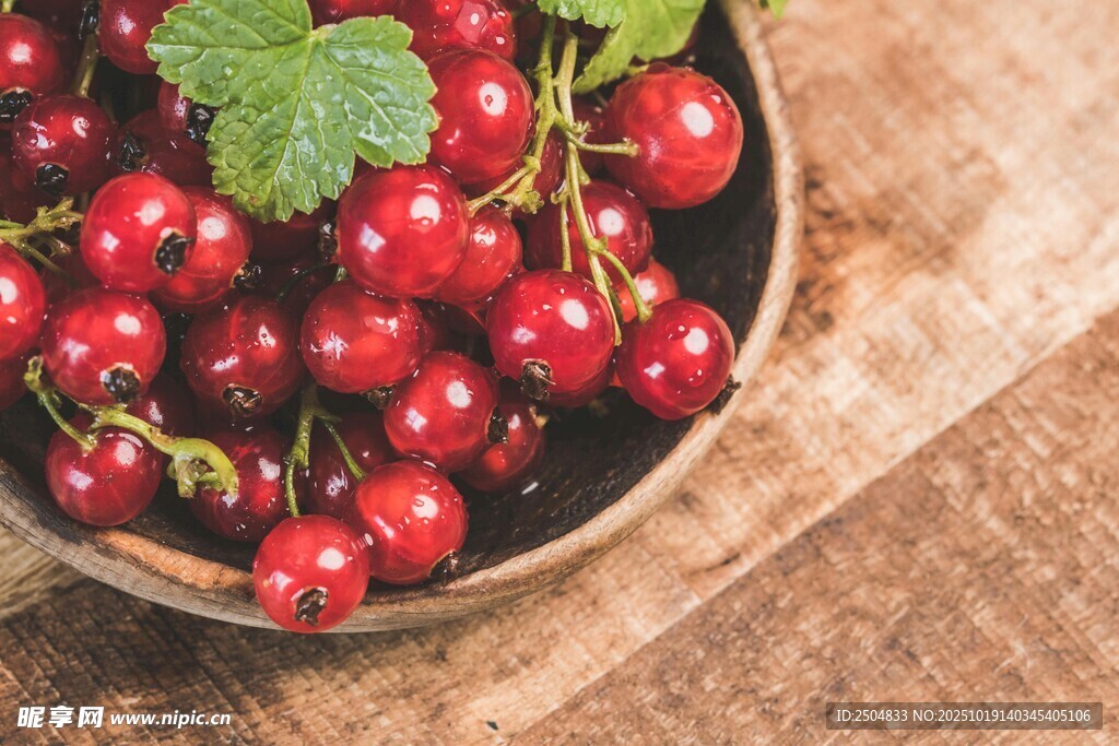 木碗中的鲜红醋栗