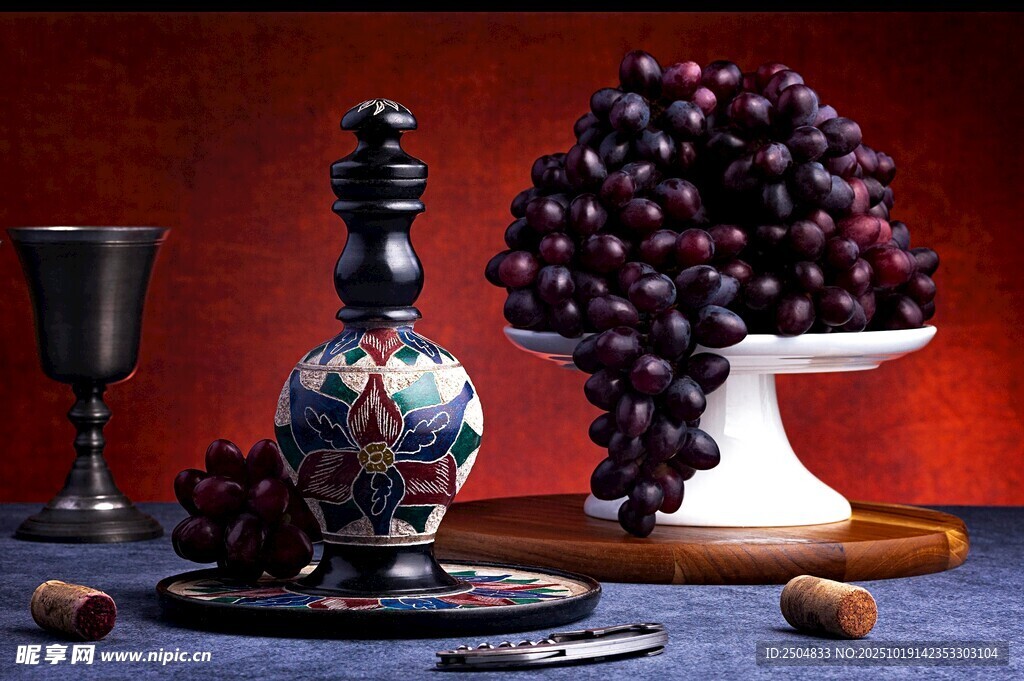 复古风葡萄酒具与葡萄摆件