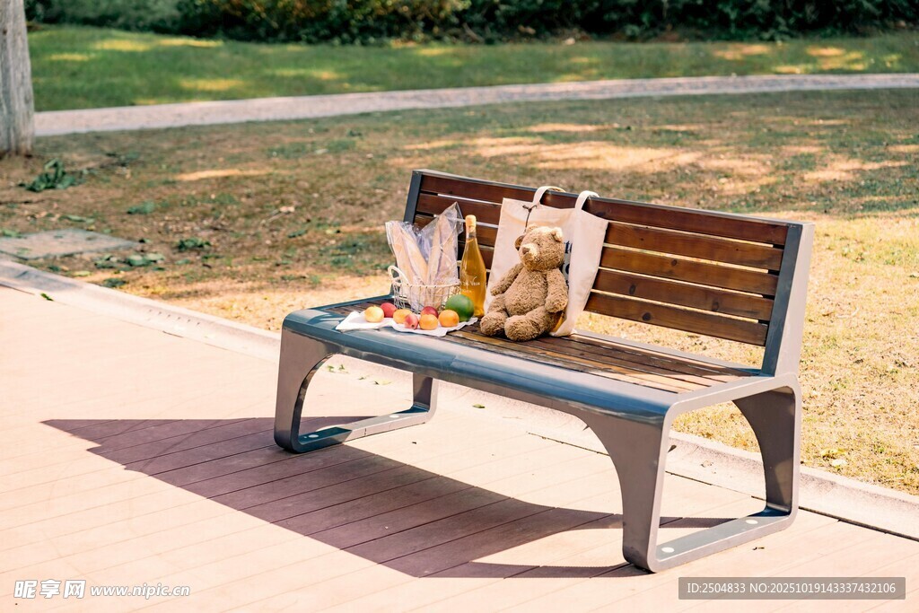 长椅上的可爱装饰玩偶