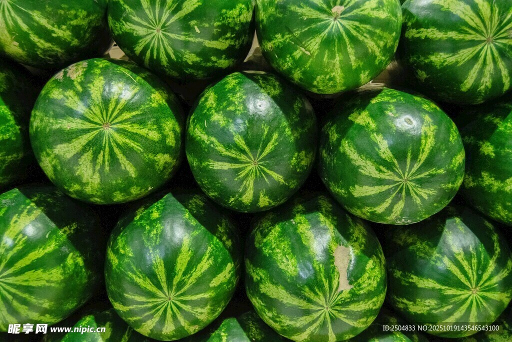 堆叠的新鲜西瓜