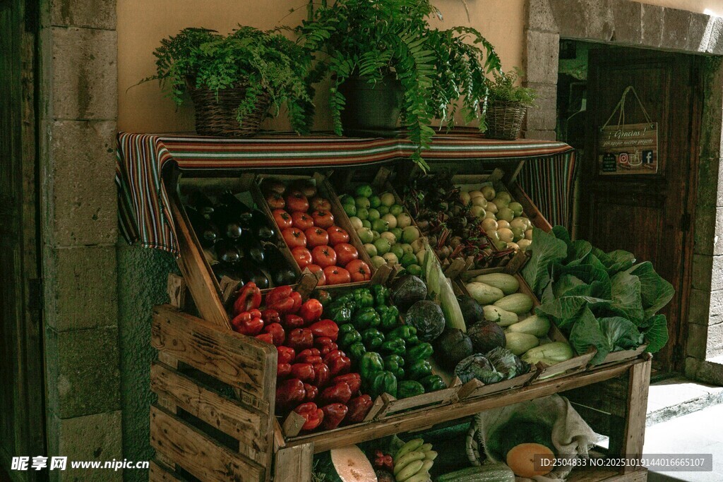 木制架上的多样新鲜蔬菜