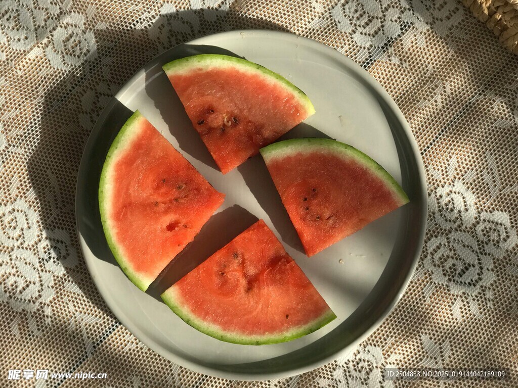 盘中切块西瓜