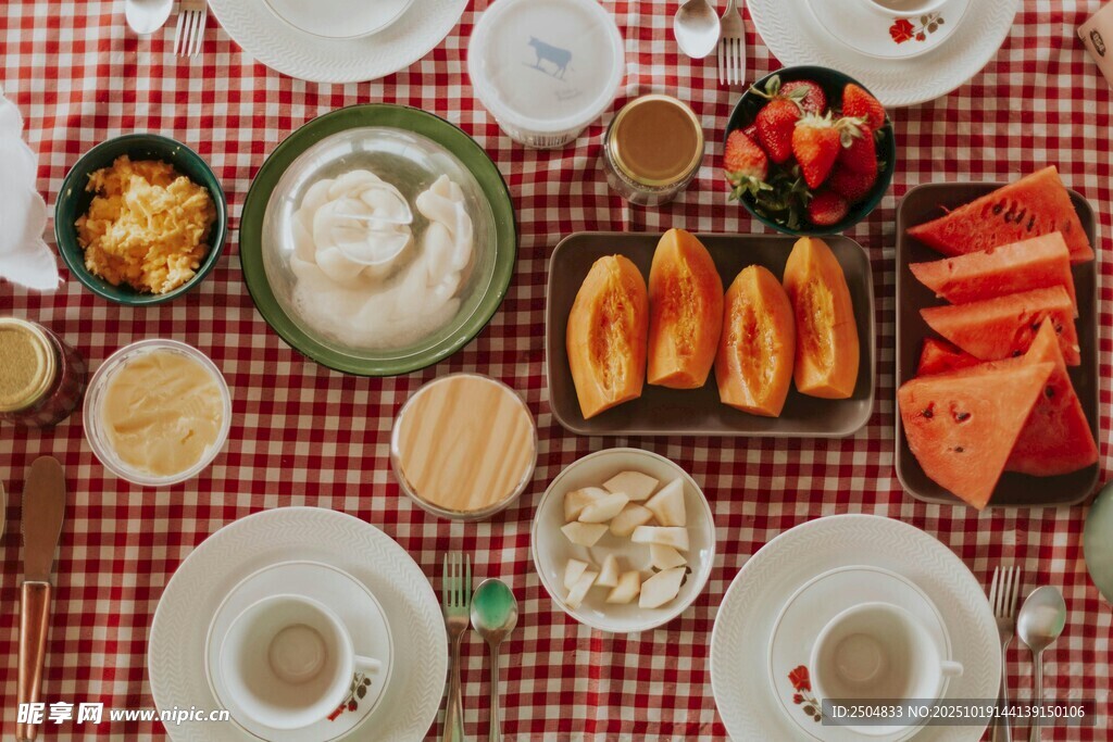 丰盛餐桌美食聚会场景