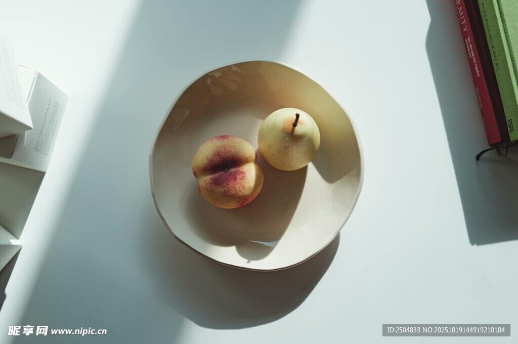 简约盘中苹果与蜡烛摆件