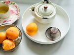 中式茶具与鲜果的雅致组合