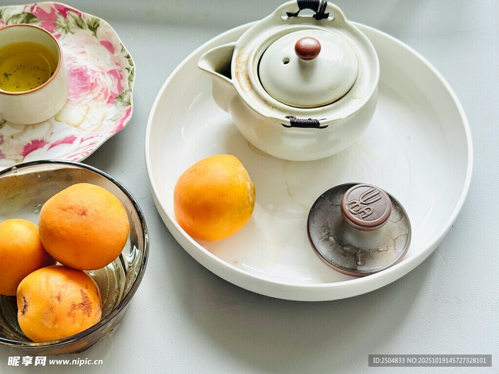 中式茶具与鲜果的雅致组合