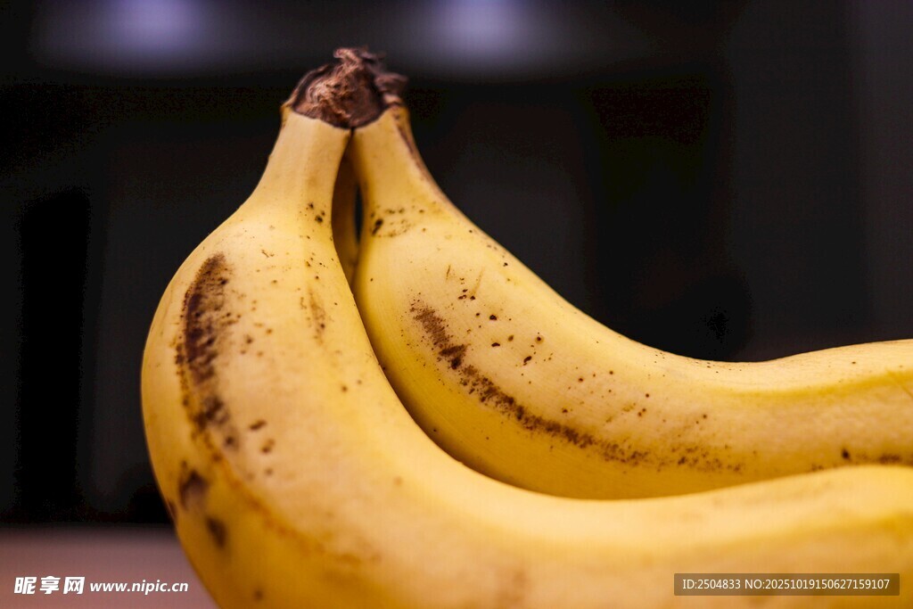 三根成熟的黄香蕉