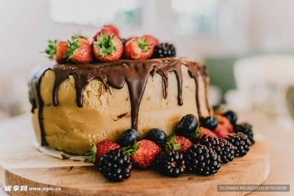 巧克力淋面水果装饰蛋糕