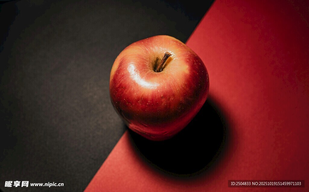 红黑背景上的鲜苹果
