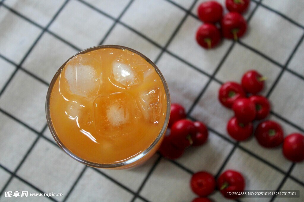 冰爽果饮配红果点缀